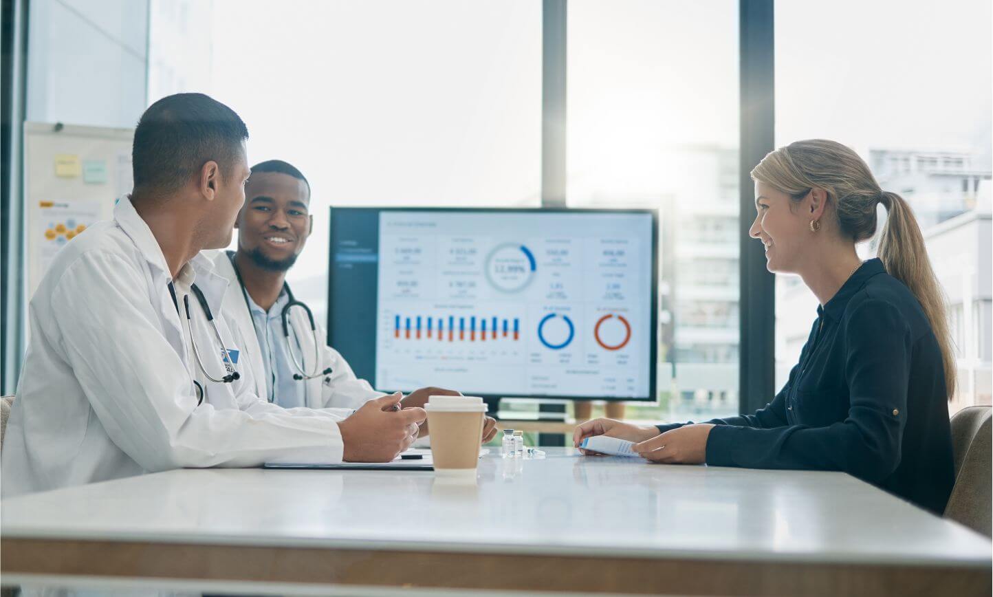 Médico analisando relatórios em tempo real com software de automatização de processos em clínicas e consultórios