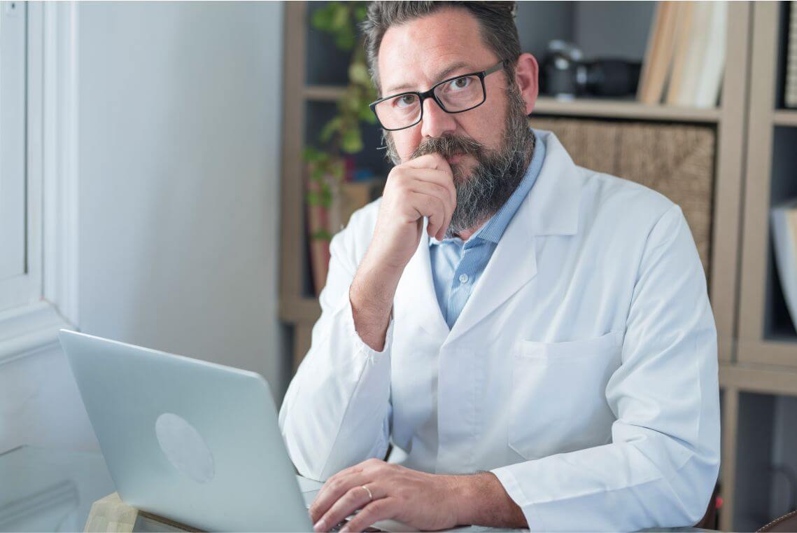 Médico acessando sistema digital para automatização de processos em clínicas e consultórios