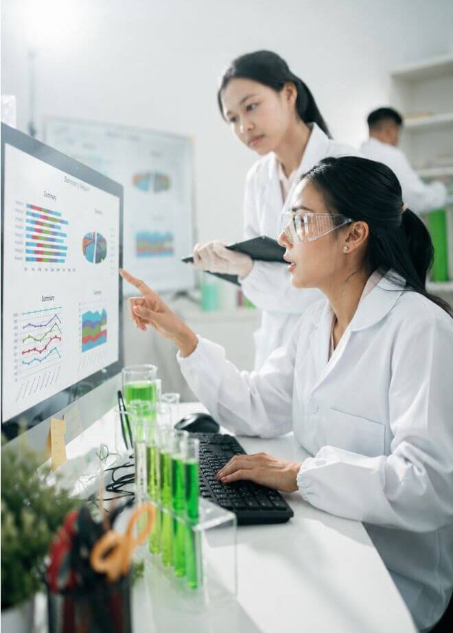 Profissionais analisando indicadores e dashboards de gestão populacional em saúde para identificação de riscos, acompanhamento de beneficiários e apoio à tomada de decisão em operadoras de saúde.